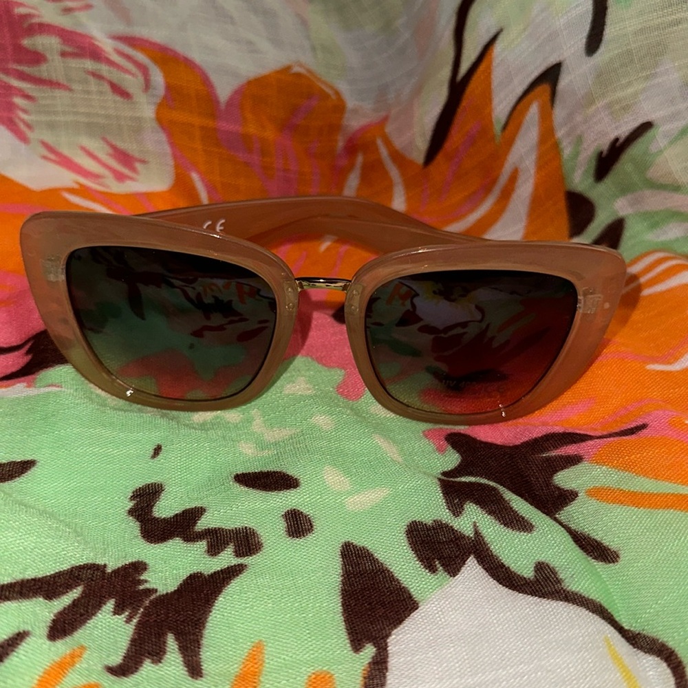 TAHARI Oversized Sunglasses